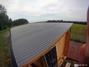 Grande surface de toiture pour la rÃ©cupÃ©ration de l'eau. DerniÃ¨rement, on a fait 500L en 2 nuits.